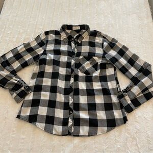 Maurice’s sz M relaxed fit buffalo plaid button down shirt